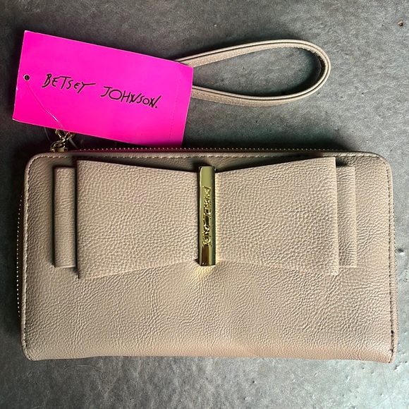 New with tags Betsey Johnson Cream Colored Zip Around Wallet Wristlet - Picture 1 of 10